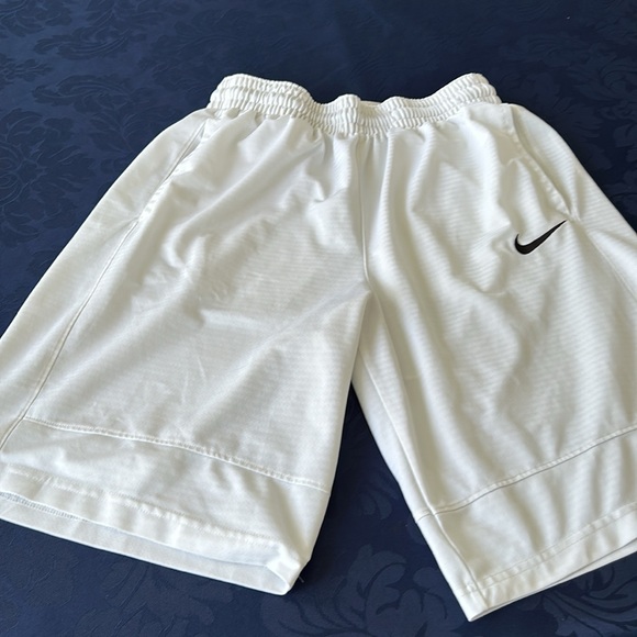 Four pairs Men’s Nike Basketball shorts - Picture 4 of 8